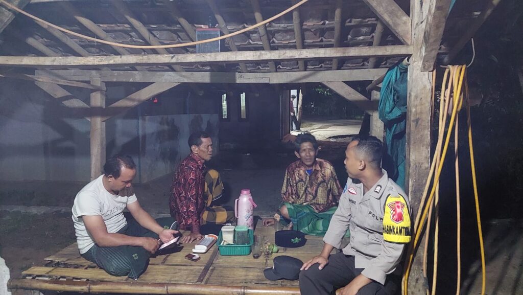 Lakukan Patroli Malam Hari Bhabinkamtibmas Polsek Patia Sambangi Pos Ronda 10 IMG 20240811 WA0014