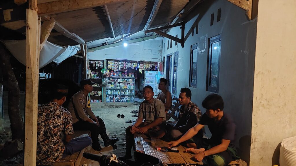 Anggota Unit Samapta Polsek Patia Laksanakan Patroli Malam Ciptakan Keamanan di Desa 9 IMG 20240811 WA0015