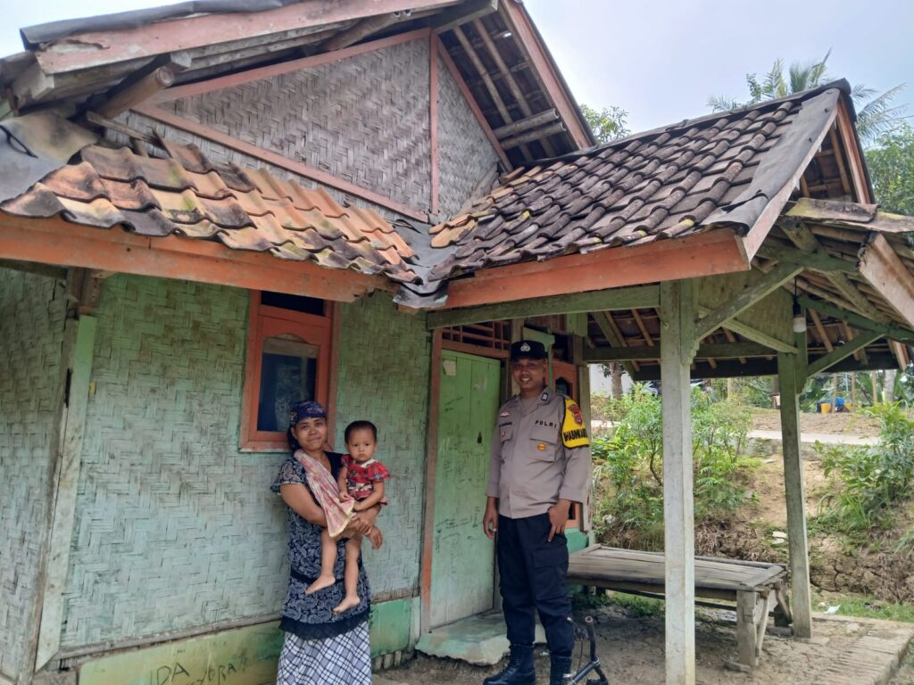 Brigpol Aril Nahdaril Bhabinkamtibmas Polsek Patia Sambangi Warga Kp. Tongkol Sampaikan Pesan Kamtibmas 8 IMG 20240811 WA0016