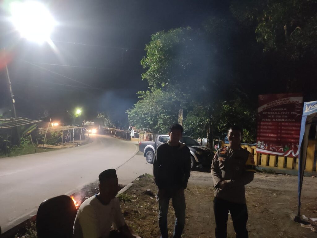 Bhabinkamtibmas Polsek Angsana Polres Pandeglang Sambangi Masyarakat Desa Sumurlaban 6 IMG 20240811 WA0018