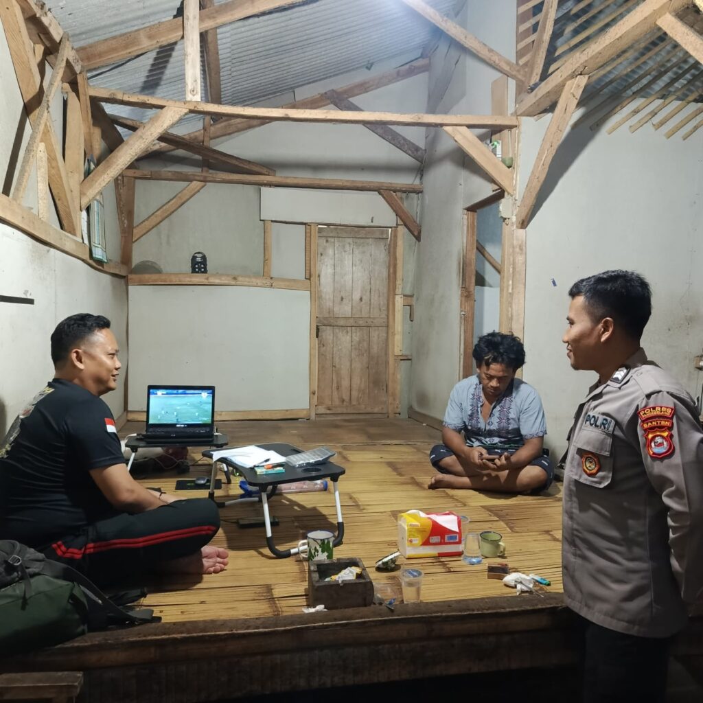 Bhabinkamtibmas Polsek Mandalawangi Giat Kontrol Pos Ronda, Jaga Keamanan Lingkungan 2 IMG 20240811 WA0032