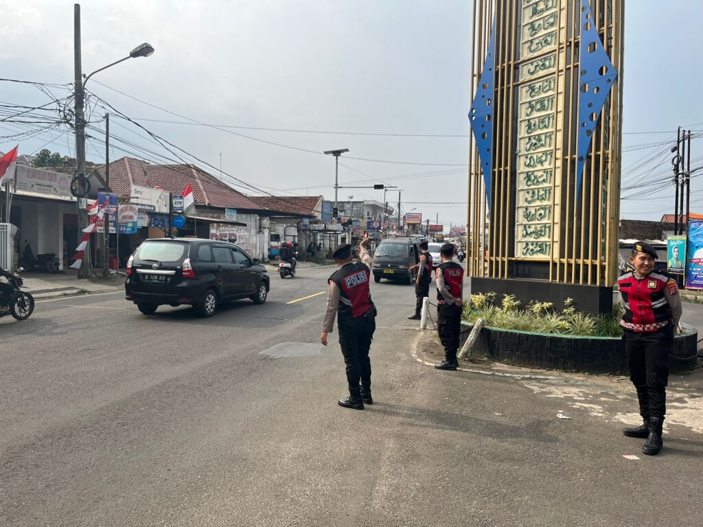 Sat Samapta Polres Pandeglang Gelar Pengaturan Lalu Lintas di Persimpangan Cigadung 1 IMG 20240813 WA0029