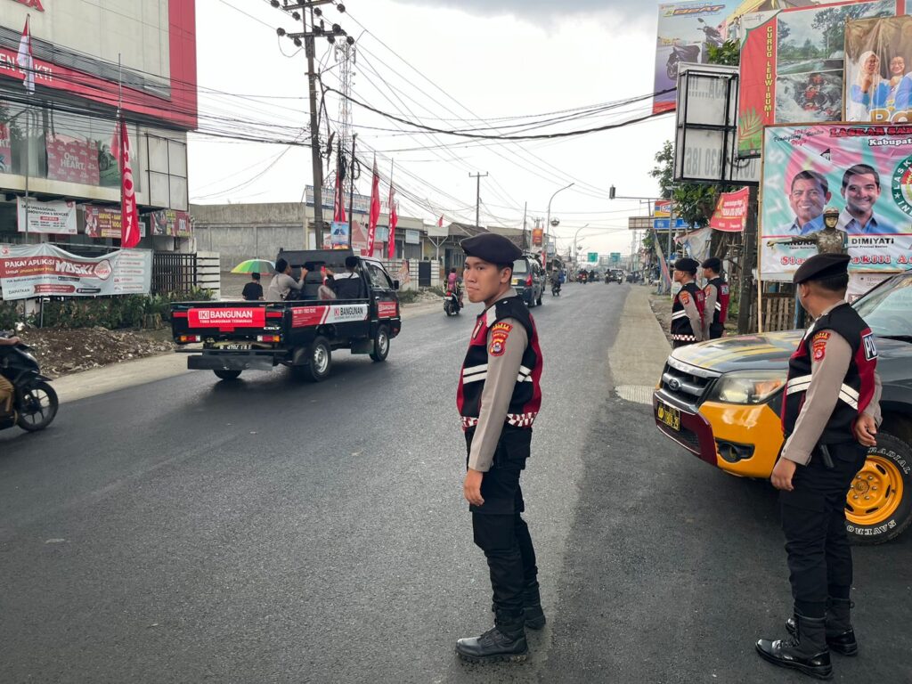 Sat Samapta Polres Pandeglang Gelar Pengaturan Lalu Lintas di Persimpangan Cipacung pada Jam Pulang Sekolah 6 IMG 20240813 WA0032