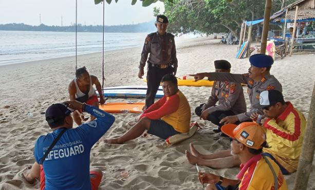 Kasat Polair dan Kasat Pamobvit Polres Pandeglang Himbau Wisatawan di Pantai Lippo Carita 4 PL