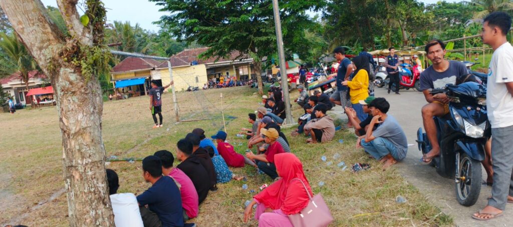 Polsek Munjul Jaga Kondusivitas, Amankan Pertandingan Sepak Bola Antar Desa se-Kecamatan Sindangresmi 4 WhatsApp Image 2024 07 31 at 22.35.41