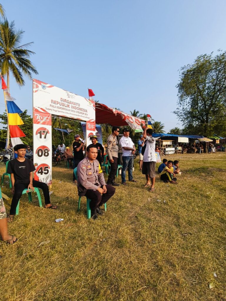 Polsek Panimbang Laksanakan Pengamanan Pertandingan Sepak Bola Antar Desa Citeuruep 3 WhatsApp Image 2024 07 31 at 22.39.36