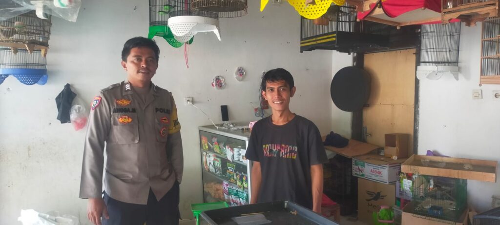 Sambangi Warga di Desa Binaan, Bhabinkamtibmas Polsek Saketi Berikan Himbauan 6 WhatsApp Image 2024 07 31 at 23.27.57