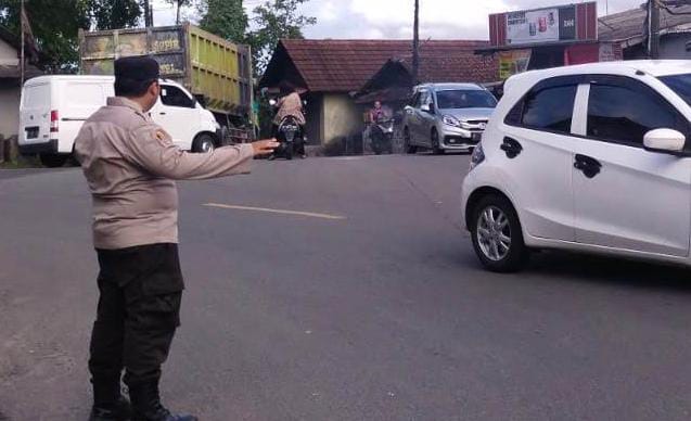 Polsek Saketi Gelar Pengaturan Lalulintas Ciptakan Keamanan di Jalur Saketi 9 WhatsApp Image 2024 07 31 at 23.28.39