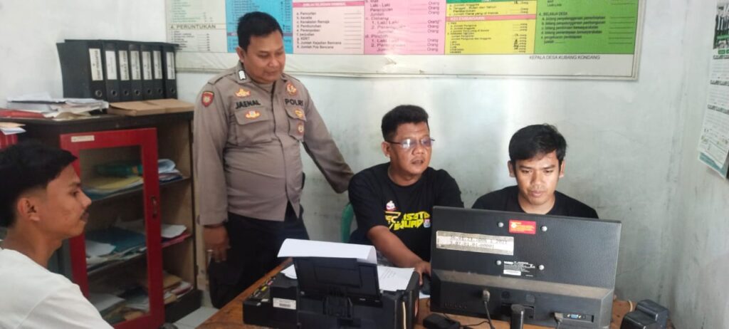 Bhabinkamtibmas Polsek Saketi Ajak Perangkat Desa Saling Bersinergi Jaga Kamtibmas 10 WhatsApp Image 2024 07 31 at 23.28.52
