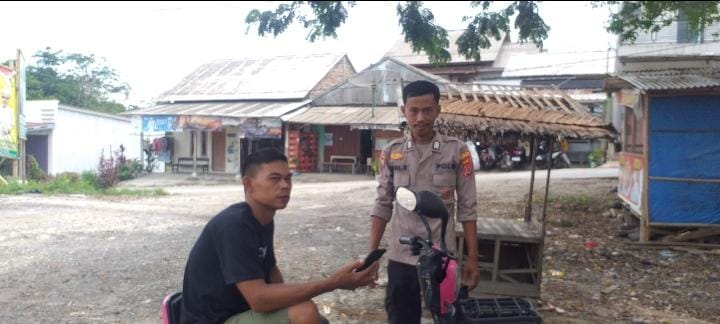 Kanit Binmas Polsek Angsana Polres Pandeglang Bripka Deni Sambangi Masyarakat Desa Angsana 5 WhatsApp Image 2024 08 01 at 05.59.47