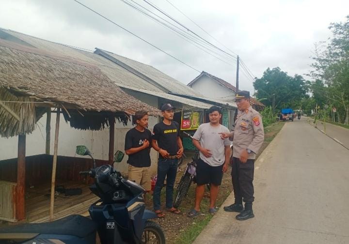 Kapolsek Angsana AKP Eman Rahman Pimpin Patroli Dialogis Cegah Kenakalan Remaja 6 WhatsApp Image 2024 08 01 at 05.59.56