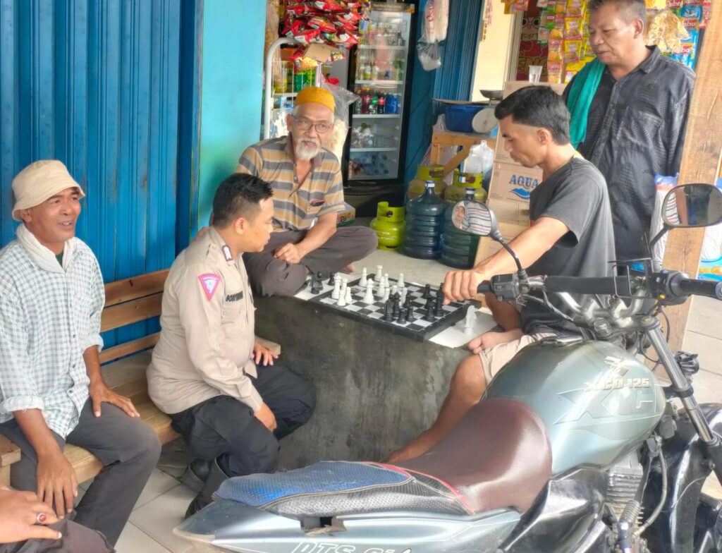 Polsek Carita Laksanakan Pendekatan Melalui Permainan Catur dan Himbauan Kamtibmas 6 WhatsApp Image 2024 08 01 at 07.02.15