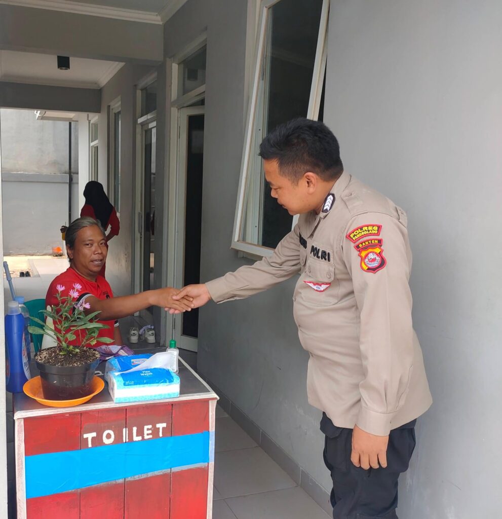 Polsek Carita Laksanakan Patroli dan Dialogis di SPBU Desa Pejamben 5 WhatsApp Image 2024 08 01 at 07.04.50