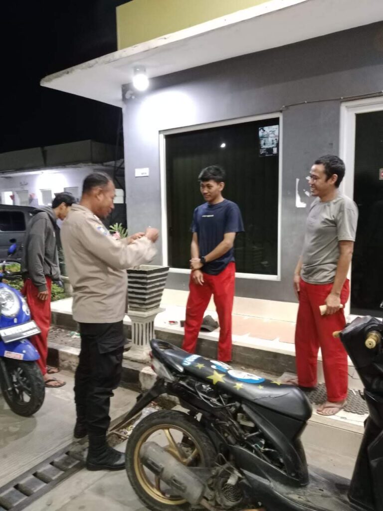 Polsek Carita Laksanakan Patroli Malam dan Berikan Himbauan di SPBU Sukanegara 2 WhatsApp Image 2024 08 01 at 07.12.43