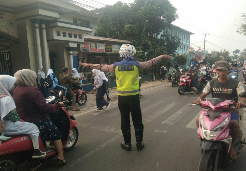 Pengaturan Arus Lalu Lintas Rutin Dilakukan Polsek Menes Demi Kelancaran Berlalu Lintas 6 WhatsApp Image 2024 08 01 at 16.39.25