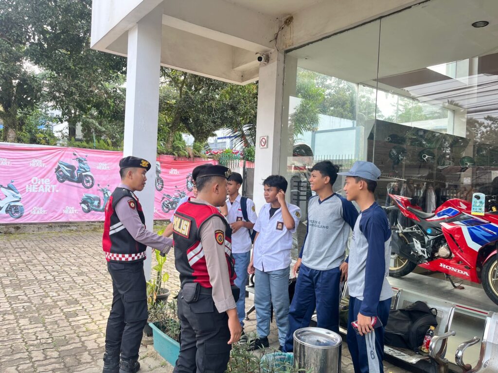 Patroli Dialogis Sat Samapta Polres Pandeglang di Cipacung, Beri Himbauan Pelajar 9 WhatsApp Image 2024 08 01 at 17.18.58 1