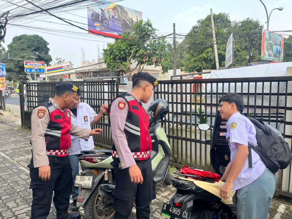 Cegah Penyakit Masyarakat, Sat Samapta Polres Pandeglang Gelar Pemeriksaan Bawaan Jok Motor Pelajar 8 WhatsApp Image 2024 08 01 at 17.18.58 2