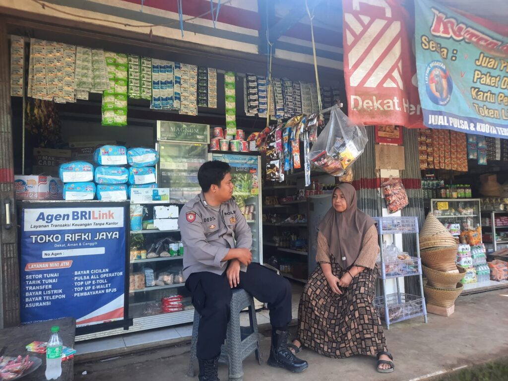 Bhabinkamtibmas Polsek Picung Sambang Toko Sembako Sampaikan Pesan Kamtibmas 3 WhatsApp Image 2024 08 01 at 20.23.54