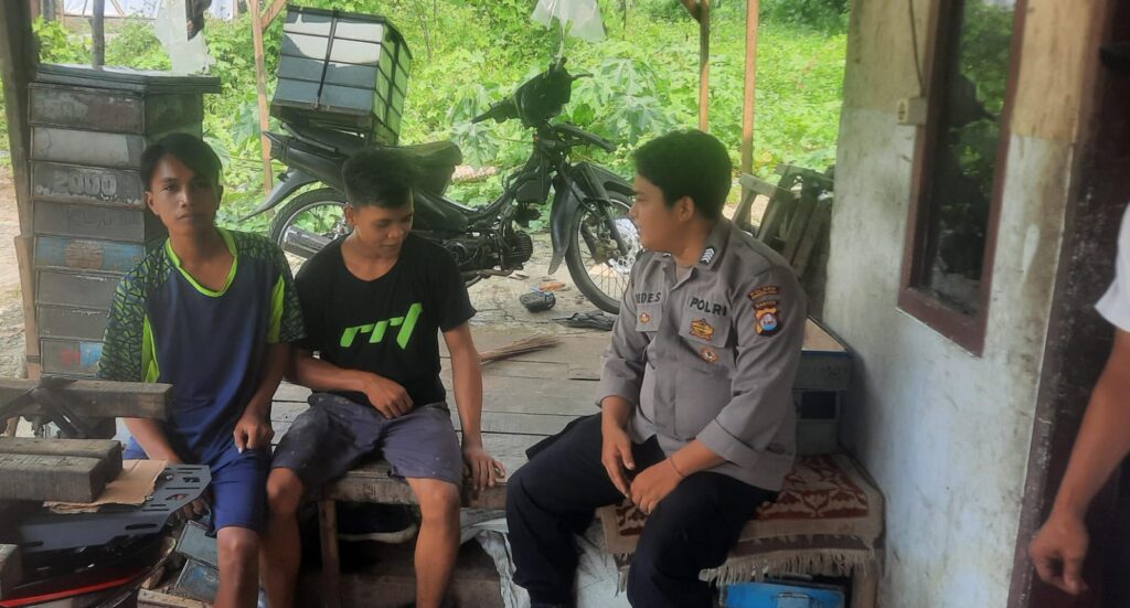 Bhabinkamtibmas Polsek Picung Jalin Kedekatan dengan Warga Desa Binaan 5 WhatsApp Image 2024 08 01 at 20.24.08 1