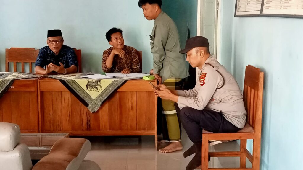 Polsek Menes Lakukan Sambang Kepada Mantan Kepala Desa Alas Wangi 7 WhatsApp Image 2024 08 02 at 20.23.32