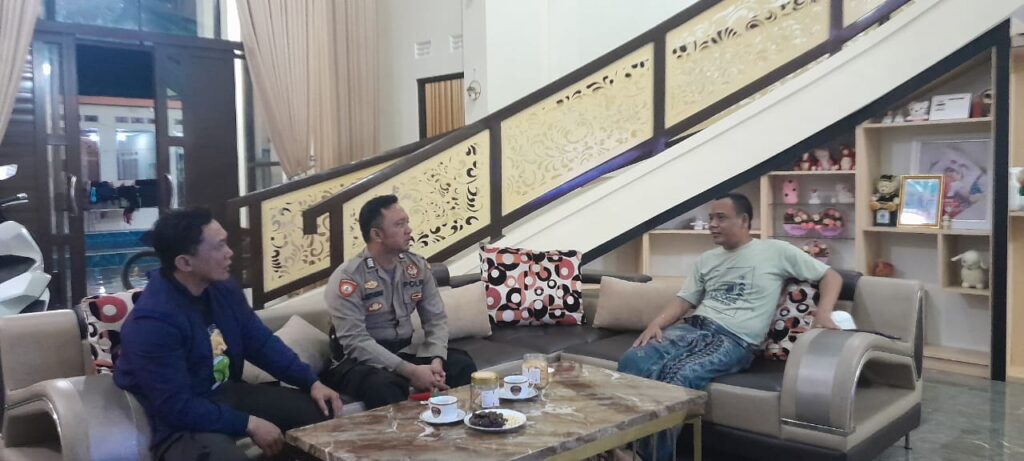 Unit Samapta Polsek Picung Patroli Dialogis Tokoh Masyarakat untuk Menjaga Harkamtibmas 9 WhatsApp Image 2024 08 02 at 20.58.03