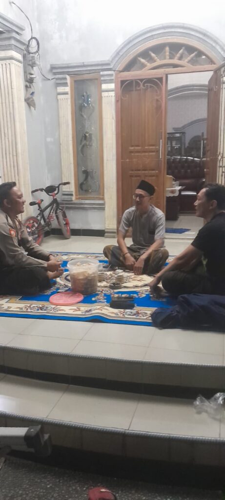 Sambangi Warga Saat Patroli Dialogis, Personil Polsek Picung Sampaikan Himbauan Kamtibmas 10 WhatsApp Image 2024 08 02 at 20.58.26
