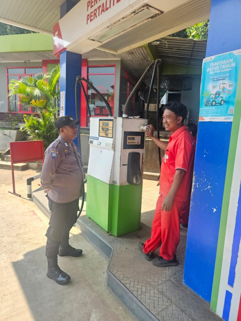 Polsek Picung Jalin Kemitraan dengan Karyawan SPBU Cipacung melalui Patroli Dialogis 3 WhatsApp Image 2024 08 02 at 20.59.14