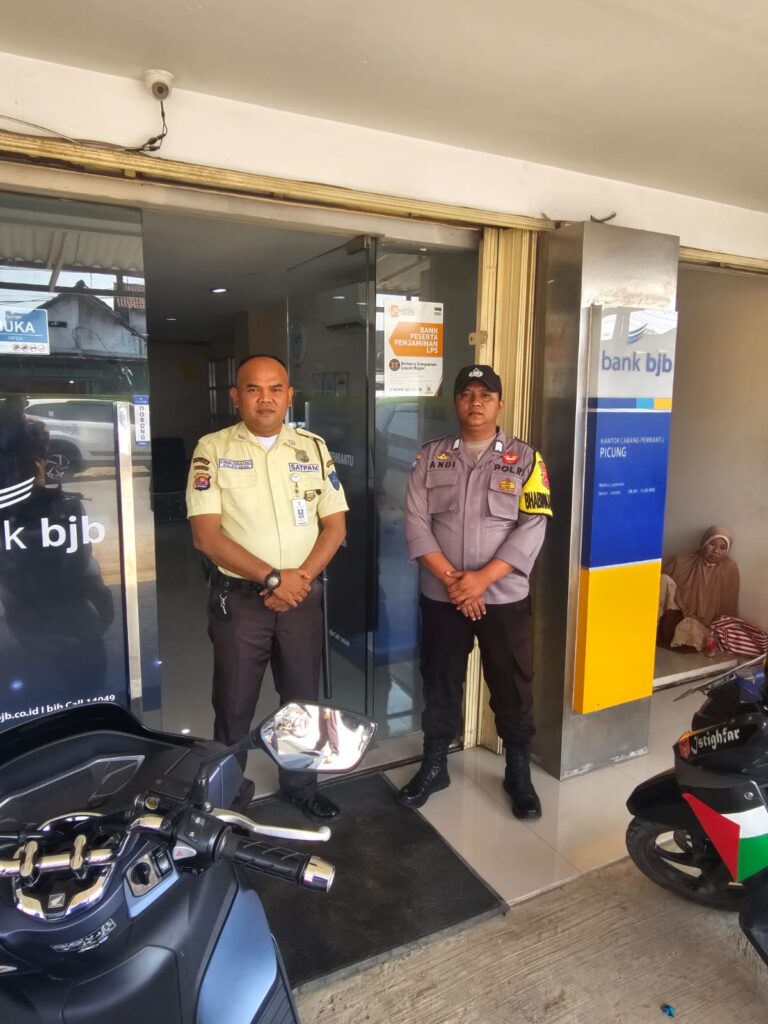 Polsek Picung Intensifkan Patroli, Cegah Tindak Kriminalitas 4 WhatsApp Image 2024 08 02 at 20.59.29