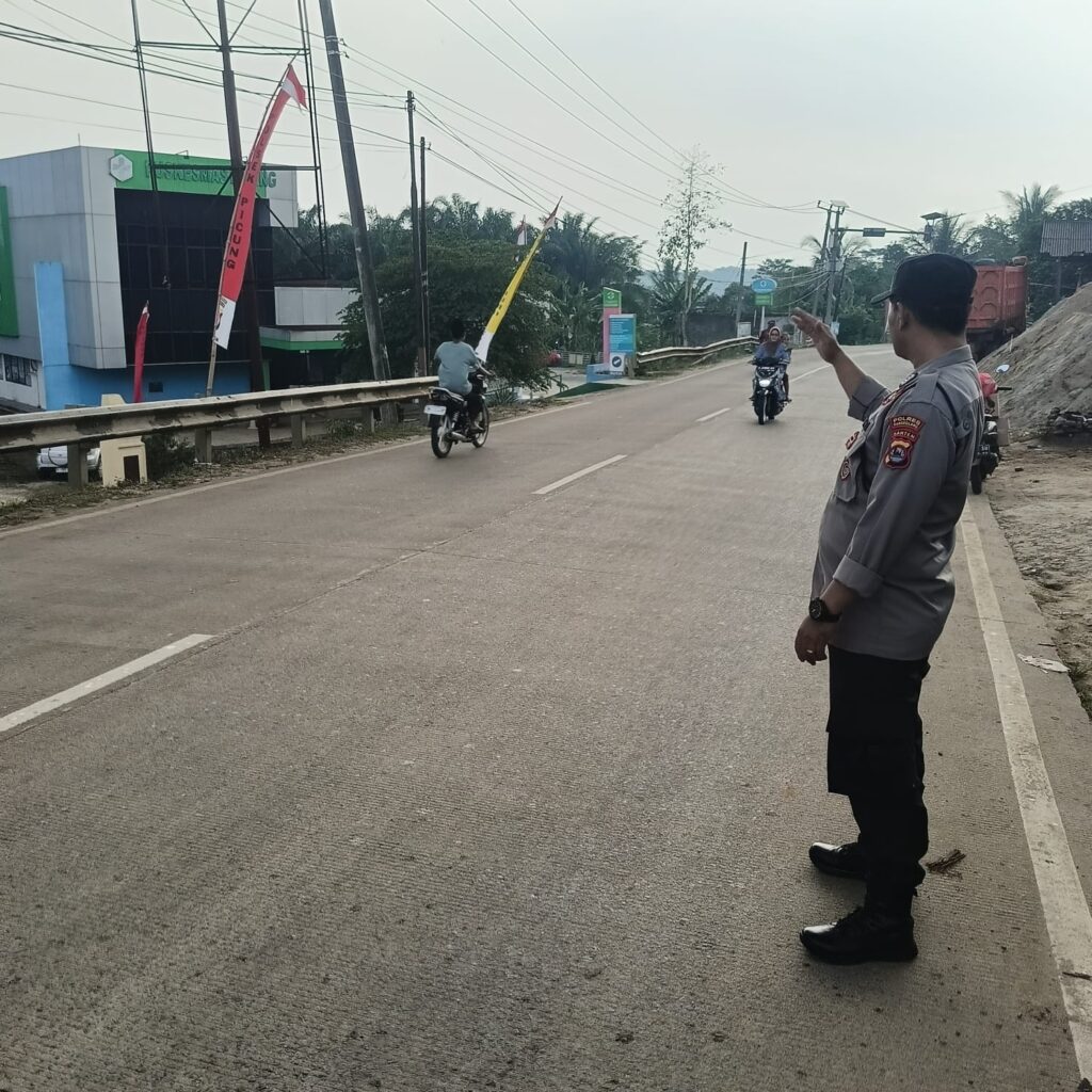 Polsek Picung Gelar Strong Point Pengaturan Lalu Lintas Cegah Kemacetan 7 WhatsApp Image 2024 08 02 at 21.00.06
