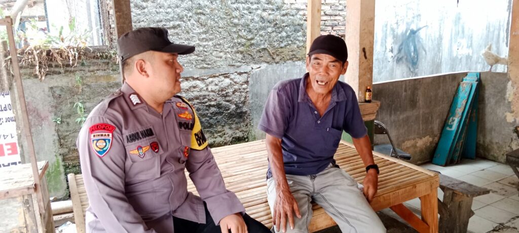 Bhabinkamtibmas Polsek Picung Jalin Kedekatan dengan Warga Desa Binaan 9 WhatsApp Image 2024 08 02 at 21.00.37