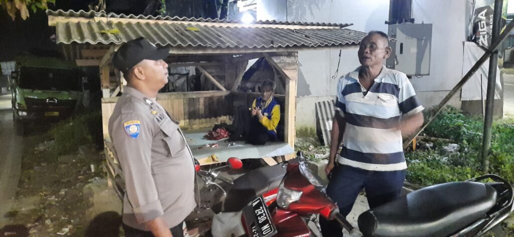 Tingkatkan Kewaspadaan, Bhabinkamtibmas Polsek Picung Sambangi Pos Ronda 1 WhatsApp Image 2024 08 03 at 01.00.28