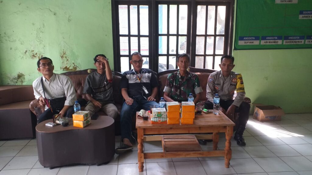 Bhabinkamtibmas Polsek Carita Bripka Yudi dan Serma Salahudin Lakukan Kunjungan ke Kantor Desa Carita 4 WhatsApp Image 2024 08 03 at 06.53.38