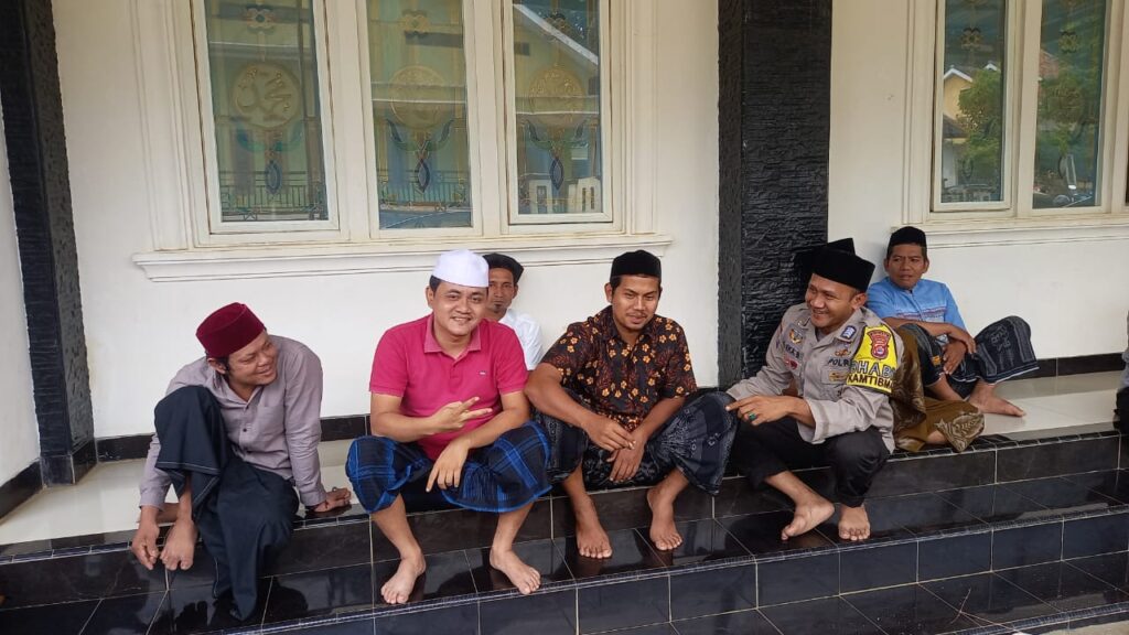 Polsek Carita Lakukan Kegiatan Sambang ke Pondok Pesantren di Desa Pejamben 7 WhatsApp Image 2024 08 03 at 07.00.43