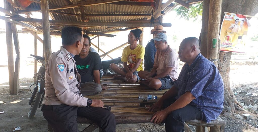 Polsek Carita Laksanakan Patroli Siang di Pelabuhan Desa Carita 8 WhatsApp Image 2024 08 03 at 07.02.20