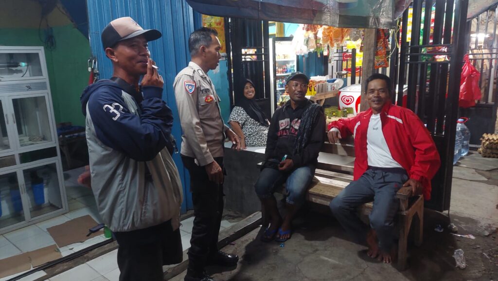 Bhabinkamtibmas Polsek Carita Ngobrol Bareng dengan Warga Desa 10 WhatsApp Image 2024 08 03 at 07.09.09