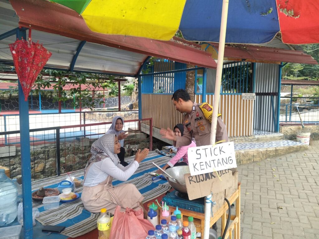Polsek Menes Polres Pandeglang Gelar Himbauan Kamtibmas Kepada Penjual Makanan di Kolam Renang 2 WhatsApp Image 2024 08 03 at 17.36.49