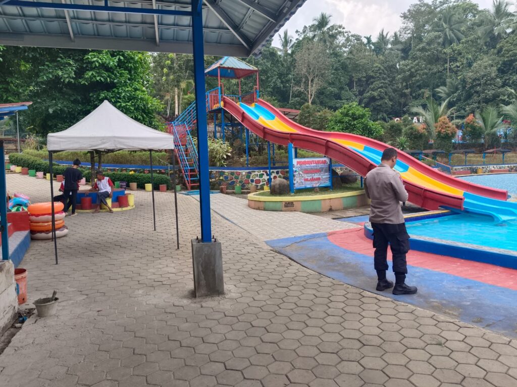 Polsek Menes Pandeglang Gelar Kontrol Tempat Wisata Kolam Renang 3 WhatsApp Image 2024 08 03 at 17.40.12