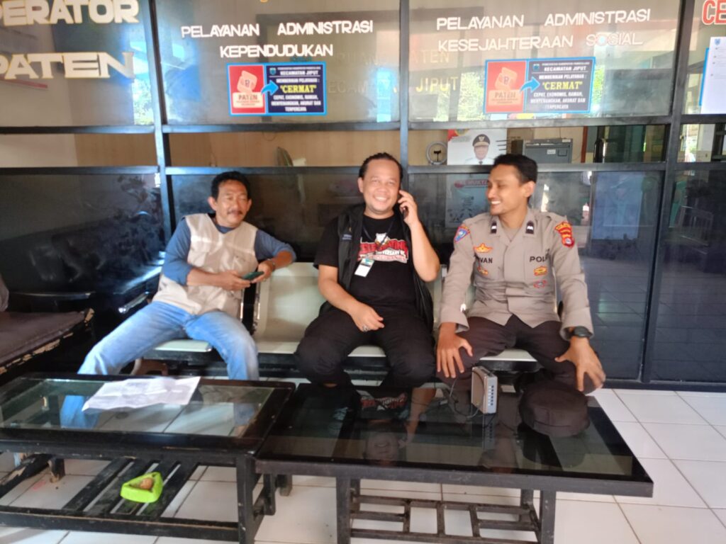 Ciptakan Situasi Kondusif, Polsek Jiput Ajak warga Jaga Kamtibmas 6 WhatsApp Image 2024 08 03 at 21.22.41