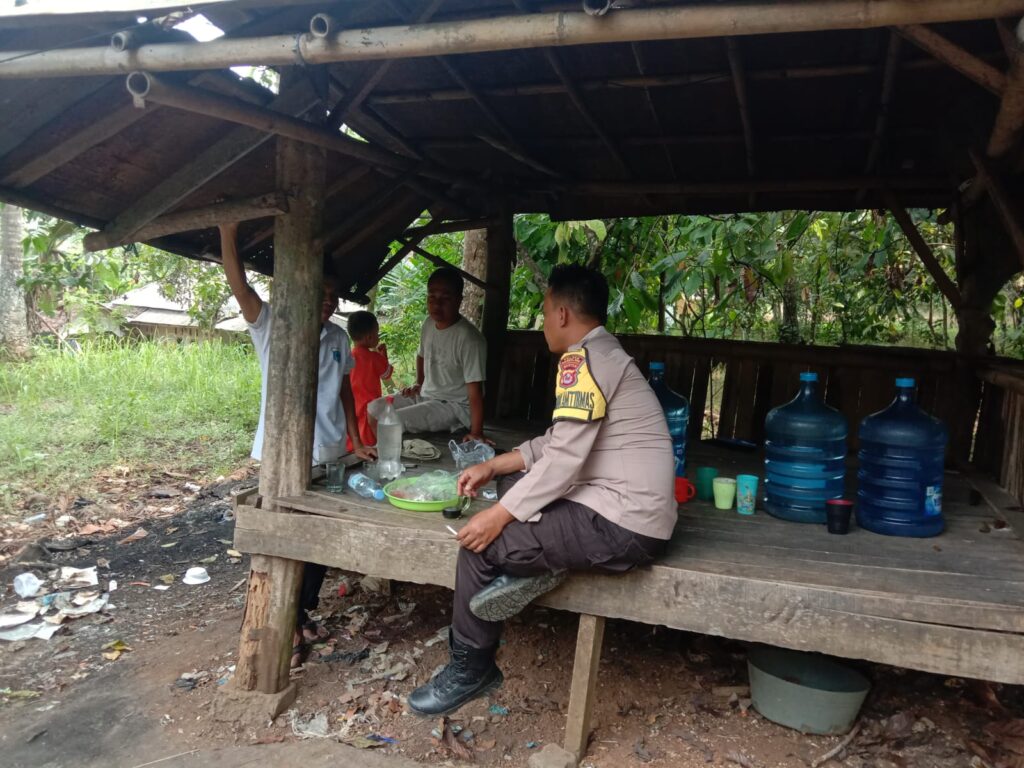 Cegah Kriminalitas, Bhabinkamtibmas Polsek Jiput Rutin Patroli Dialogis 10 WhatsApp Image 2024 08 03 at 21.23.51