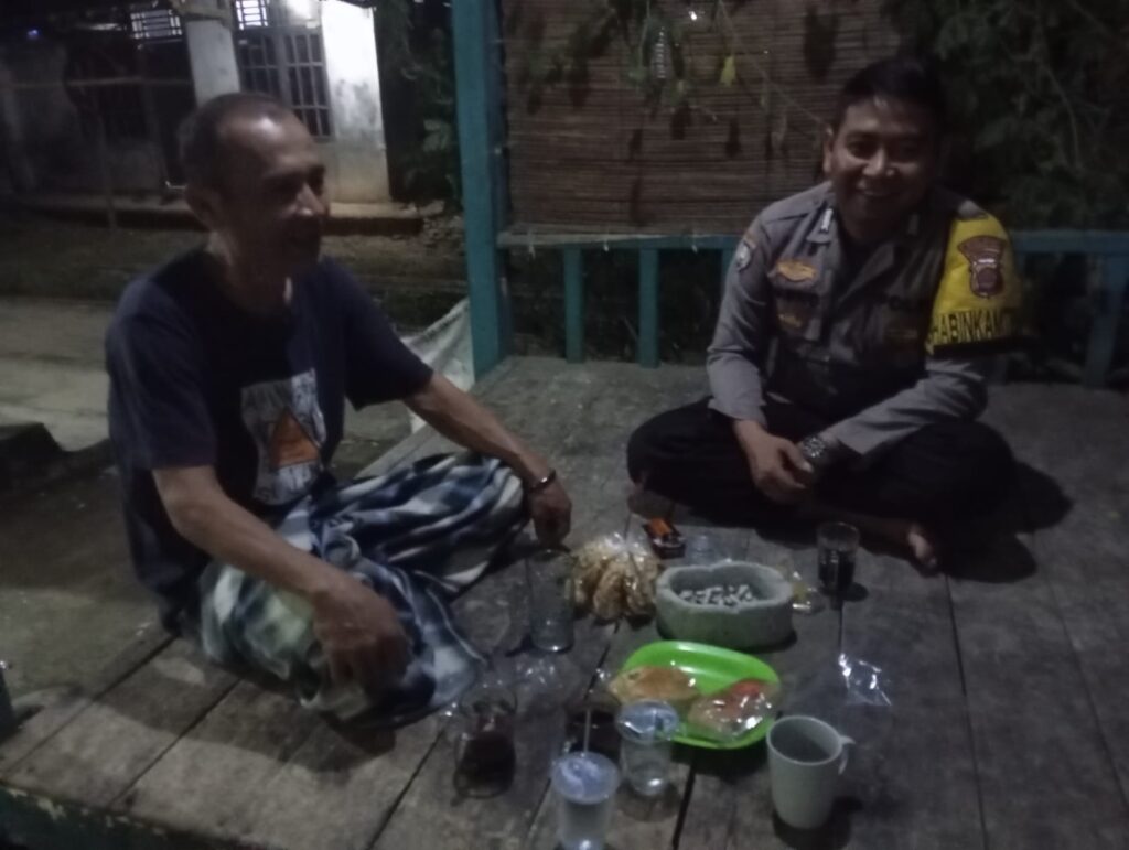 Lakukan Patroli Malam Bhabinkamtibmas Polsek Patia Sampaikan Pesan Kamtibmas 8 WhatsApp Image 2024 08 03 at 23.13.27