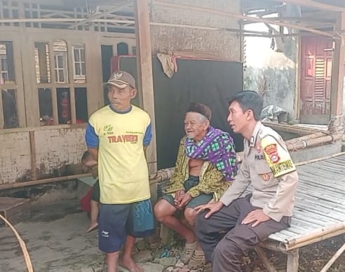 Keliling Sambangi Desa Bhabinkamtibmas Polsek Patia Himbau Warga 4 WhatsApp Image 2024 08 03 at 23.21.06