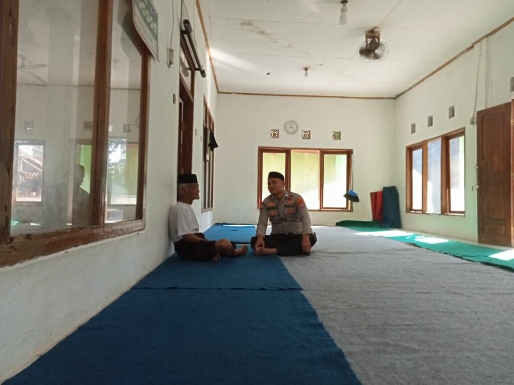 Polsek Cikedal Sambangi Tokoh Agama Tingkatkan Silaturahmi Kekeluargaan 1 WhatsApp Image 2024 08 04 at 00.25.21