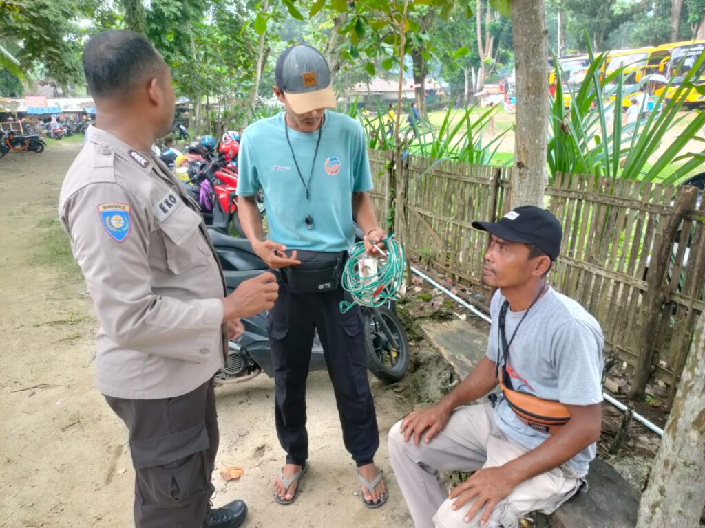 Personil Polsek Carita Bripka Eko Melaksanakan Patroli dan Himbauan di Pantai Carita 6 WhatsApp Image 2024 08 04 at 01.21.55