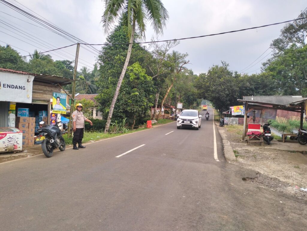 Polsek Pulosari Melaksanakan Giat Strong Point Sore Laksanakan Rutinitas Gatur 3 WhatsApp Image 2024 08 04 at 02.05.58