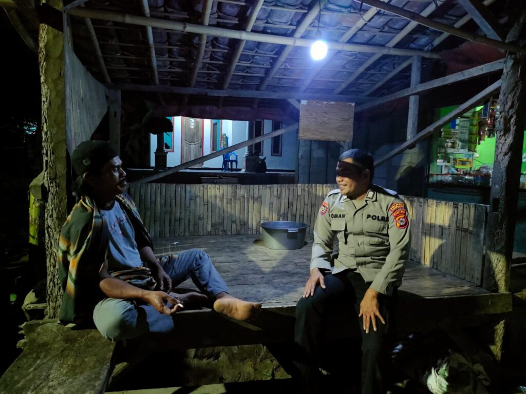 Bhabinkamtibmas Polsek Pulosari Melaksanakan Sambang di Desa Binaan Desa Banjarwangi 5 WhatsApp Image 2024 08 04 at 02.06.26