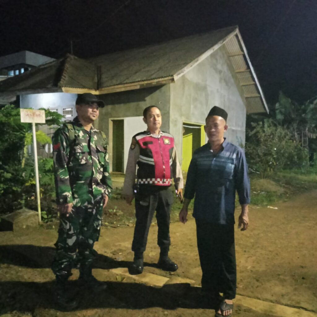 Personil Polsek Bojong Gelar Patroli Dialogis Malam Hari di Desa Binaan 4 WhatsApp Image 2024 08 04 at 11.19.26