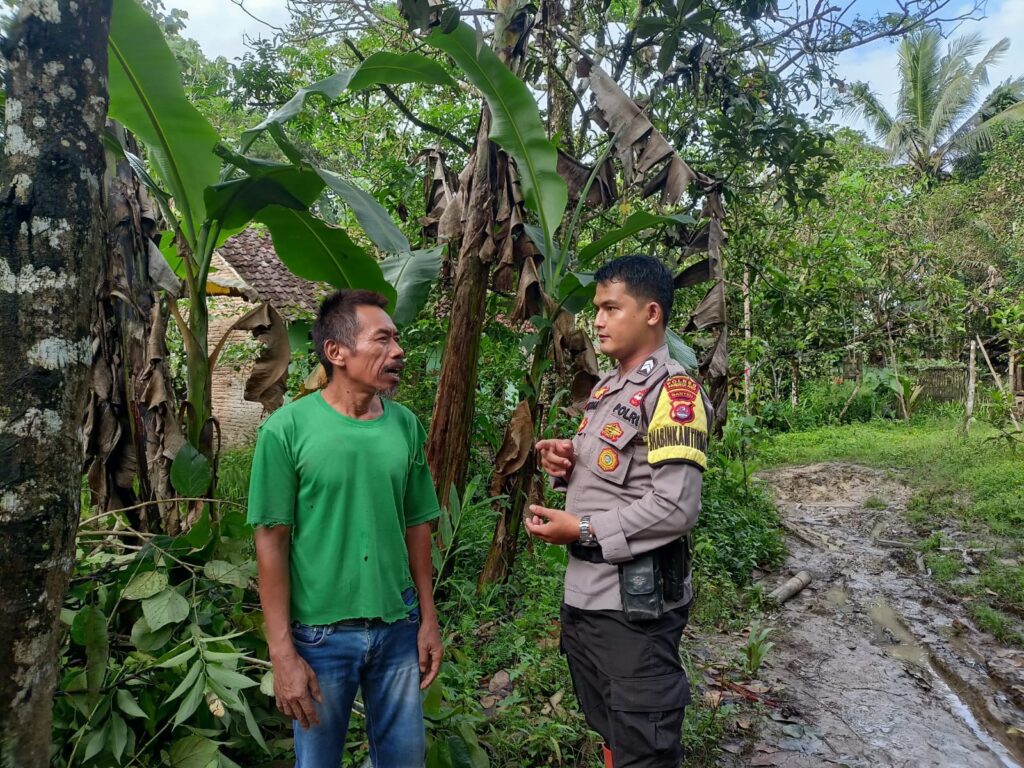 Bhabinkamtibmas Polsek Bojong Sambangi Warga dan Berikan Himbauan Kamtibmas 3 WhatsApp Image 2024 08 04 at 11.27.06