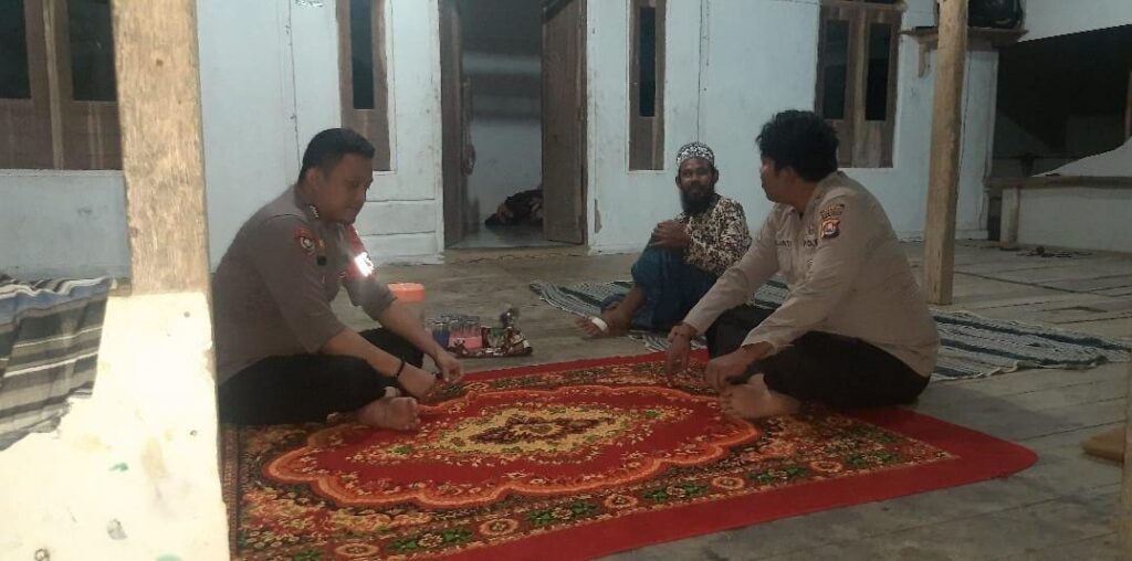 Dekatkan diri dengan Tokoh Masyarakat, Anggota Polsek Angsana Sambangi Rumah Ketua MUI Kecamatan Angsana 6 WhatsApp Image 2024 08 04 at 22.34.39