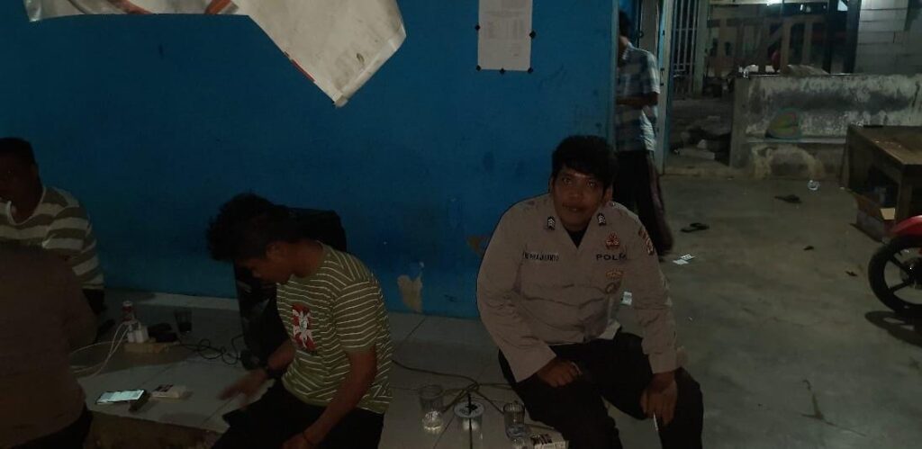 Anggota Polsek Angsana Polres Pandeglang Laksanakan Patroli Dialogis di Desa Angsana 7 WhatsApp Image 2024 08 04 at 22.34.49