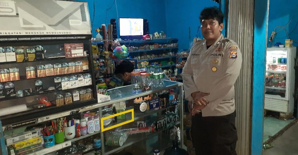 Anggota Polsek Angsana Polres Pandeglang Laksanakan Patroli Dialogis Sasar Pertokoan 8 WhatsApp Image 2024 08 04 at 22.35.02